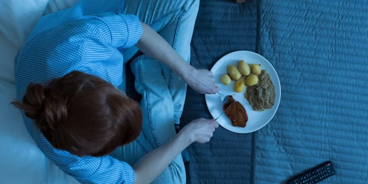 is snacking before bed bad for you